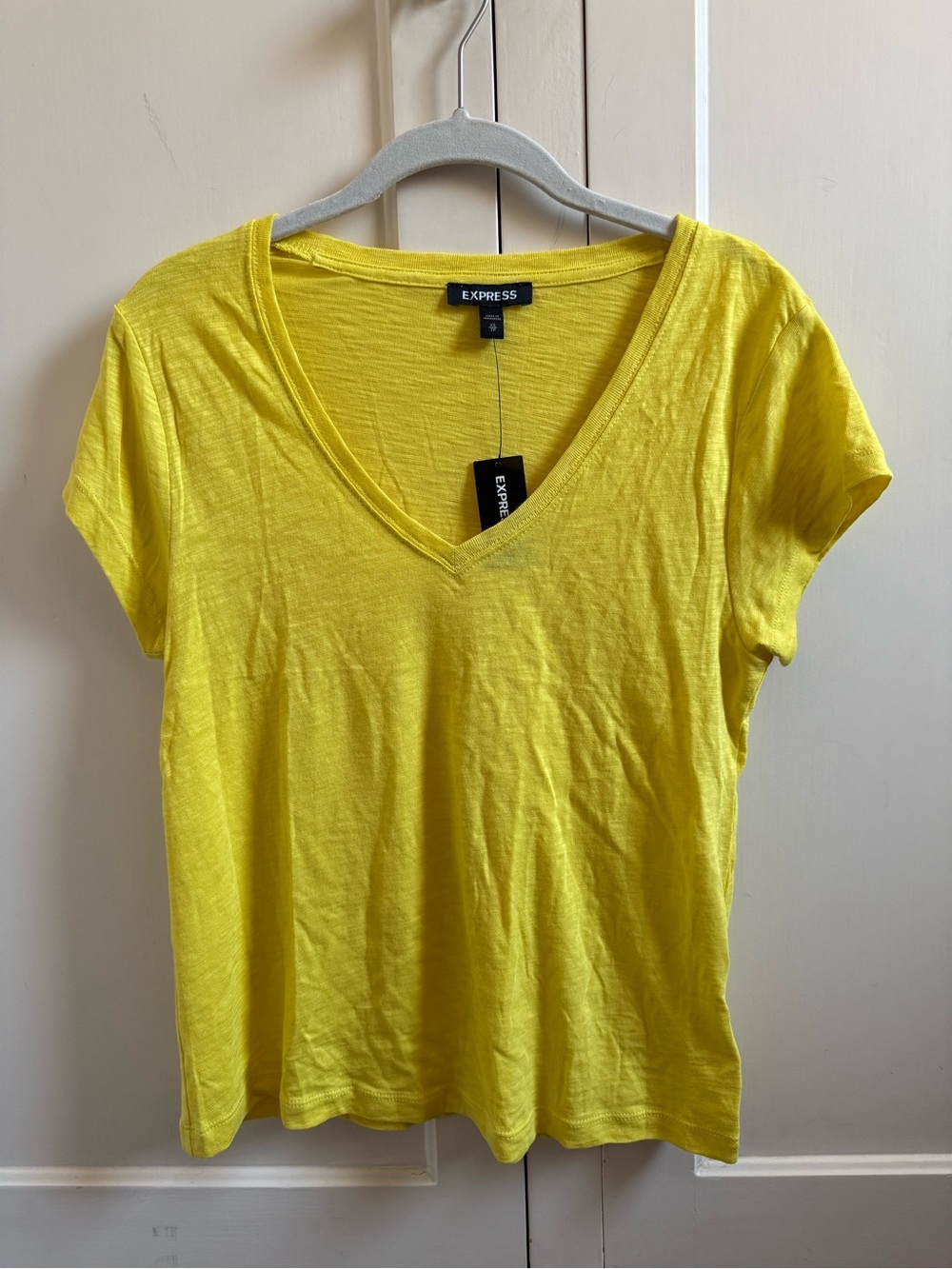 EXPRESS Womenโs Yellow V-Neck Tee XS